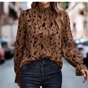 Chic Brown Patterned Blouse with Dark Denim Jeans
